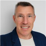 J’aide les débutants à apprivoiser la guitare pas à pas, pour jouer leurs premiers morceaux avec plaisir et confiance.